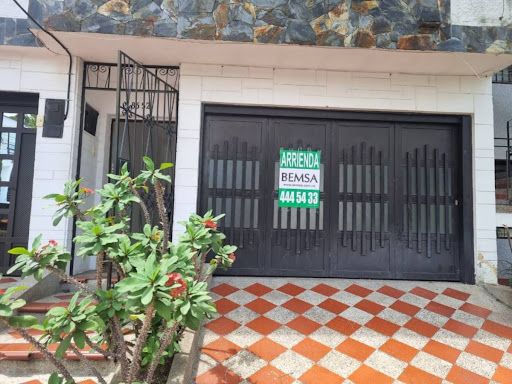 Casa en arriendo Antioquia Medellín Santa Teresita 220 m2 Habitaciones 4 Baños 3 Garajes 3 Precio $5000000