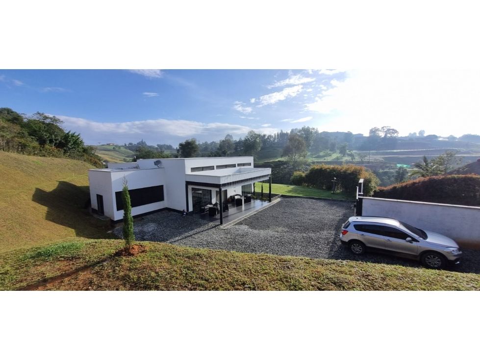 Casa en arriendo o venta Antioquia El Carmen De Viboral El Carmen De Viboral 500 m2 Habitaciones 3 Baños 4 Garajes 12 Precio venta $2650000000 Precio arriendo $10150000