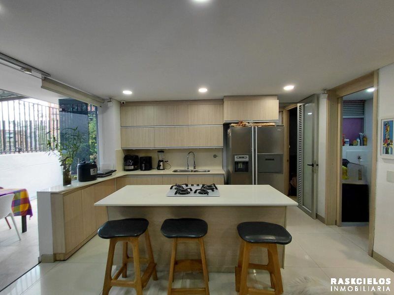 Casa en venta Antioquia Envigado El Esmeraldal 250 m2 Habitaciones 3 Baños 4 Garajes 2 Precio $1400000000