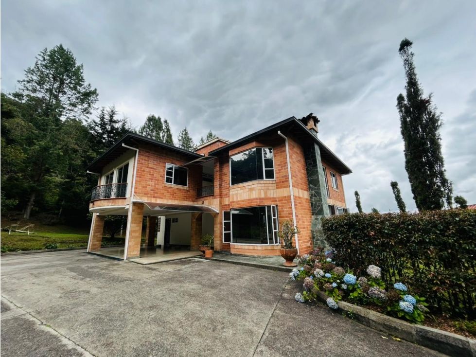 Casa en arriendo Antioquia Envigado Envigado 350 m2 Habitaciones 5 Baños 3 Garajes 2 Precio $10000000