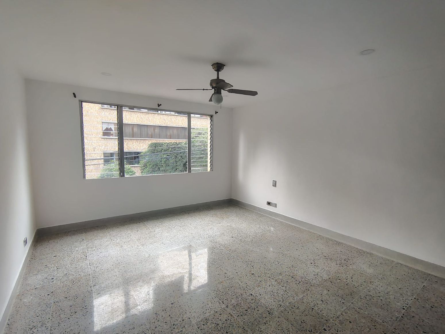 Oficina en arriendo Antioquia Medellín Laureles 148 m2 Habitaciones 0 Baños 3 Garajes 0 Precio $7500000