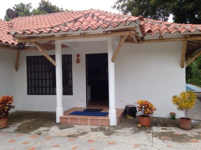 Casa Campestre en venta Tolima Carmen De Apicalá Lusitania 259 m2 Habitaciones 5 Baños 4 Garajes 5 Precio $800000000