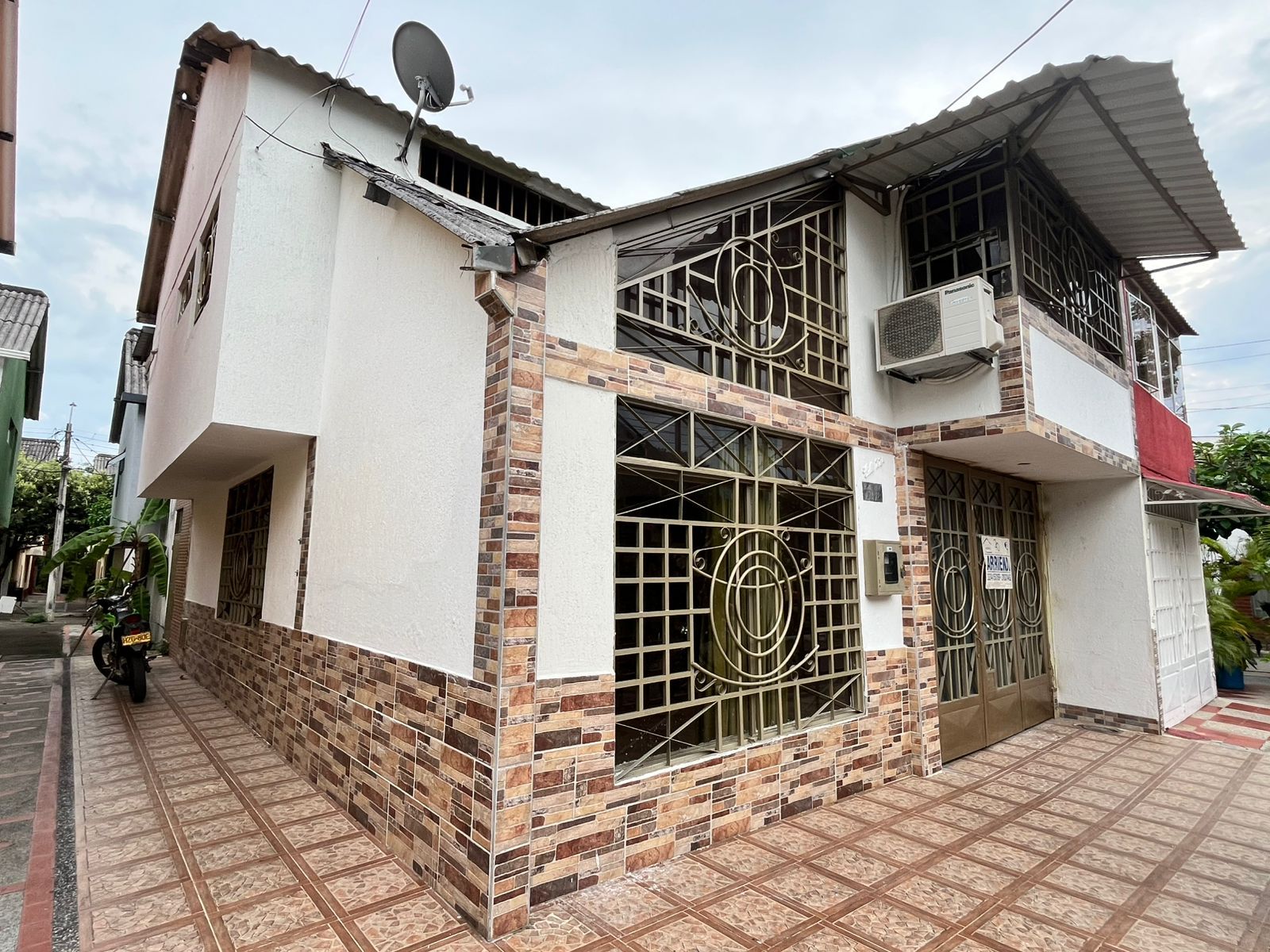Casa en arriendo Huila Neiva Los Colores 90 m2 Habitaciones 3 Baños 4 Garajes 1 Precio $1300000