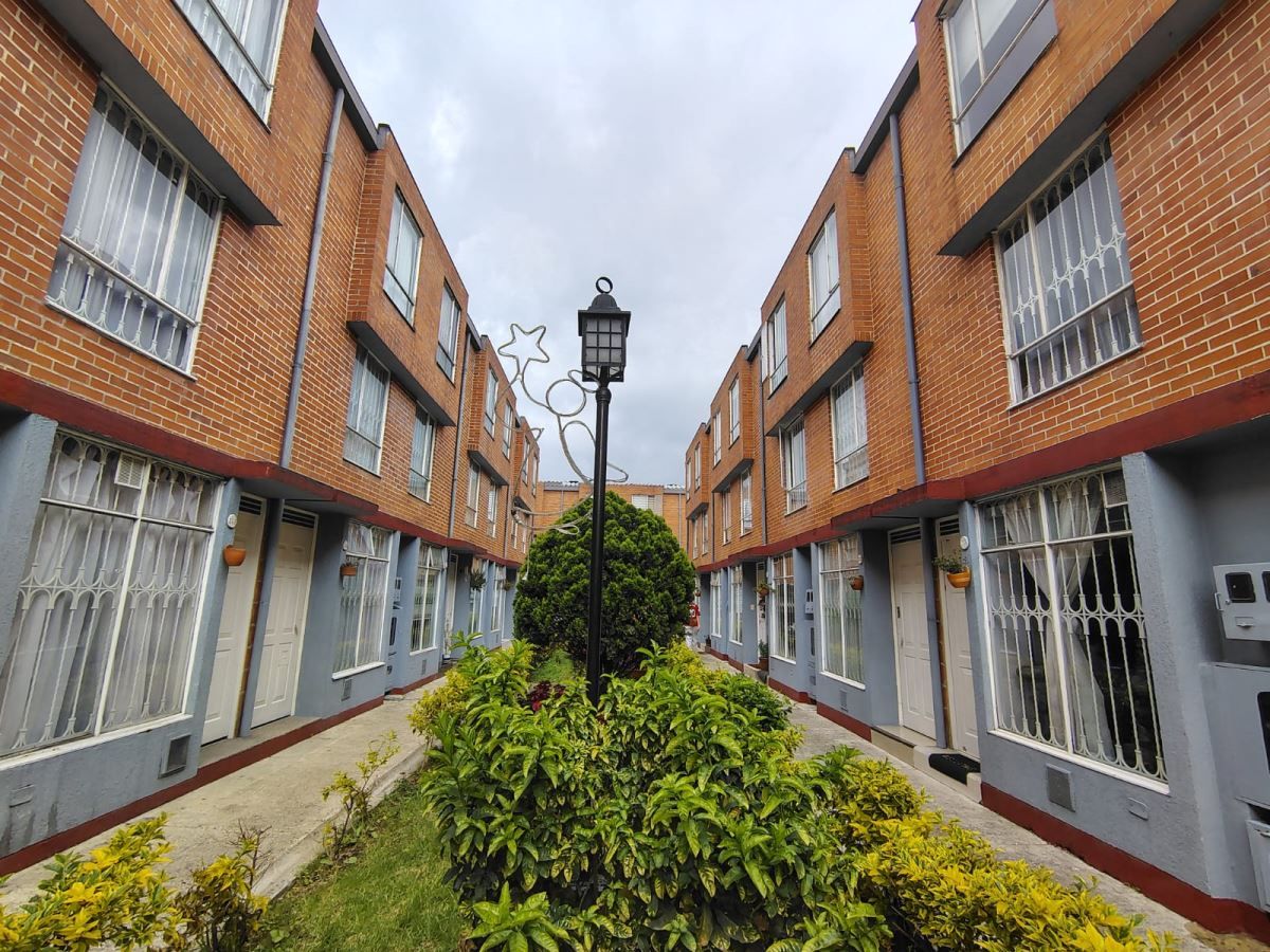 Casa en venta Cundinamarca Bogotá Cr Jardines De Alsacia 68 m2 Habitaciones 4 Baños 2 Garajes 0 Precio $415000000