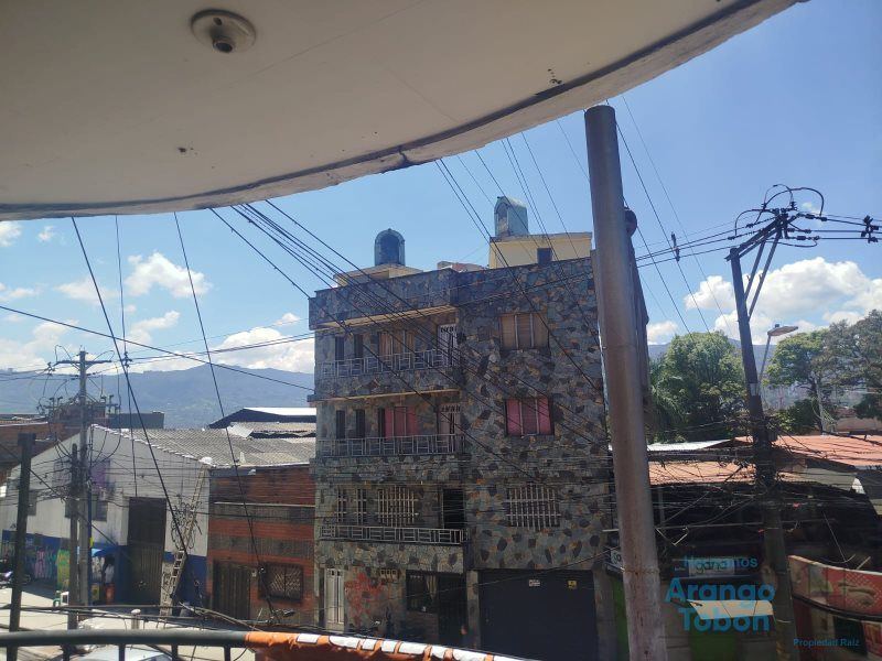 Local en arriendo o venta Antioquia Itagüí San Isidro 102 m2 Habitaciones 0 Baños 2 Garajes 0 Precio venta $380000000 Precio arriendo $2300000