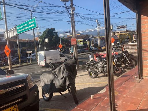 Local en arriendo Antioquia Itagüí San Fernando 100 m2 Habitaciones 0 Baños 1 Garajes 1 Precio $5700000