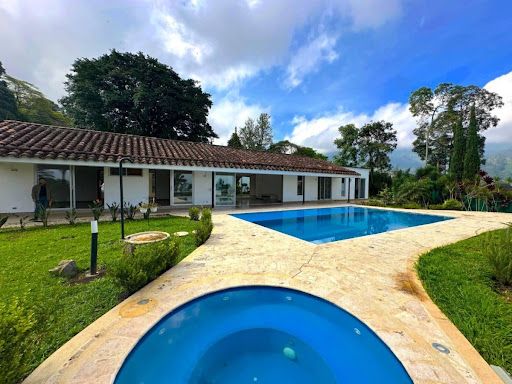 Casa en venta Antioquia Medellín Cataluña 565 m2 Habitaciones 6 Baños 7 Garajes 2 Precio $7000000000