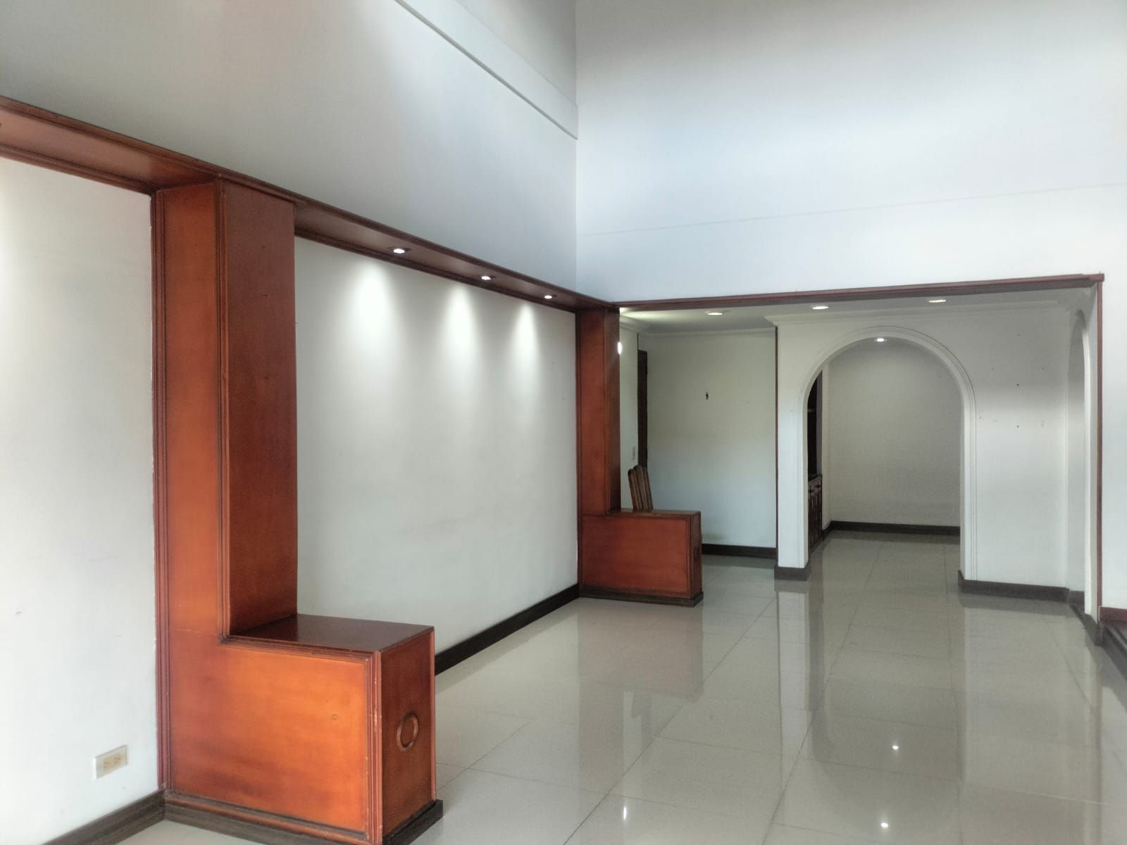 Apartamento en arriendo o venta Antioquia Envigado Jardines 150 m2 Habitaciones 4 Baños 3 Garajes 1 Precio venta $860000000 Precio arriendo $4650000