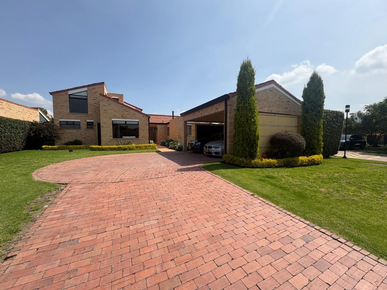 Casa en venta Cundinamarca Cajicá Cr Chunugua 327 m2 Habitaciones 3 Baños 3 Garajes 5 Precio $2200000000