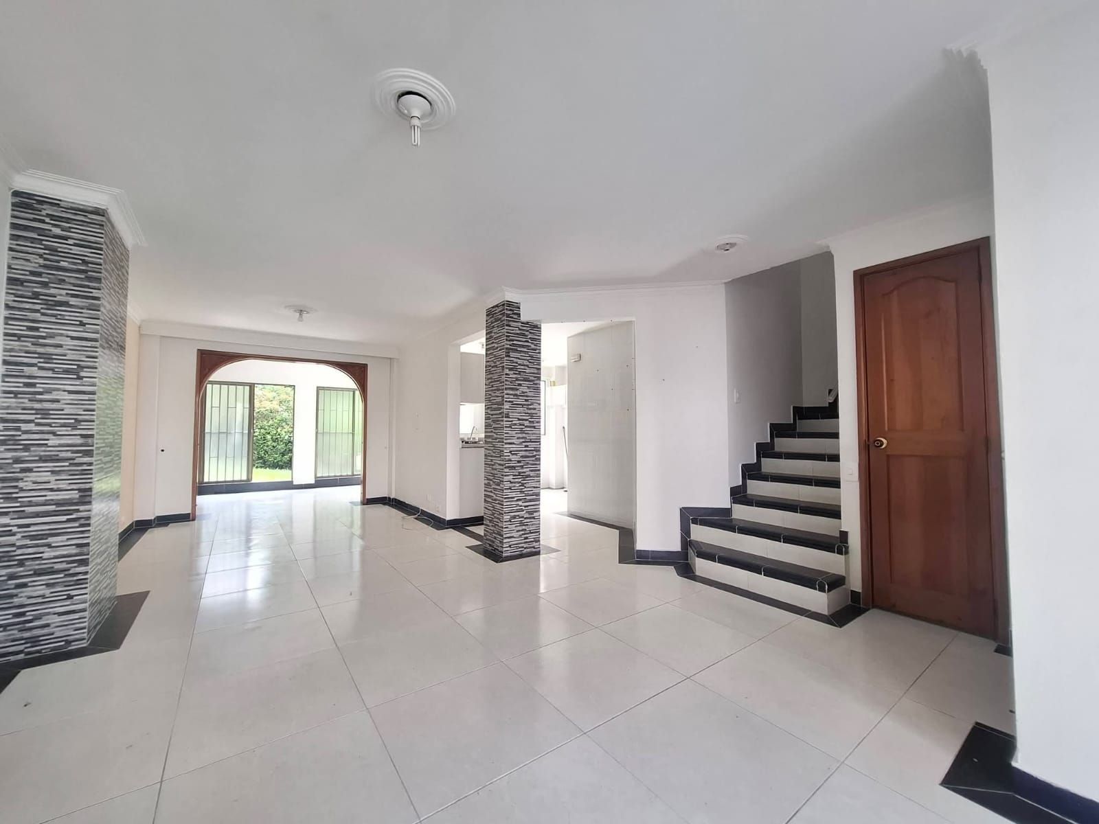 Casa en arriendo o venta Risaralda Pereira Jardin De Velez Y Velez 150 m2 Habitaciones 3 Baños 3 Garajes 1 Precio venta $750000000 Precio arriendo $3600000