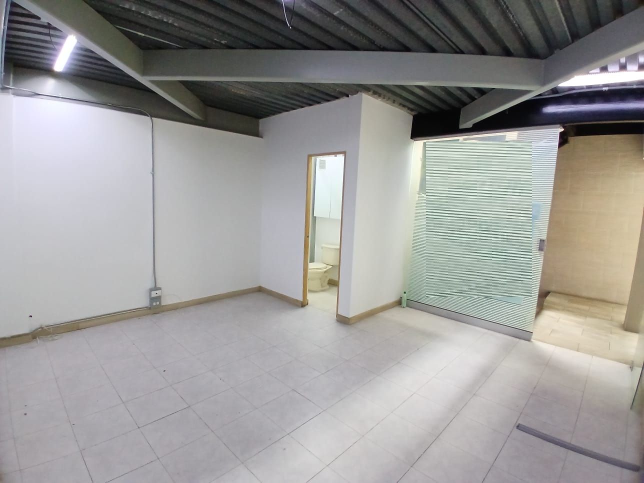 Oficina en arriendo Antioquia Itagüí La Esmeralda 20 m2 Habitaciones 0 Baños 1 Garajes 0 Precio $1000000