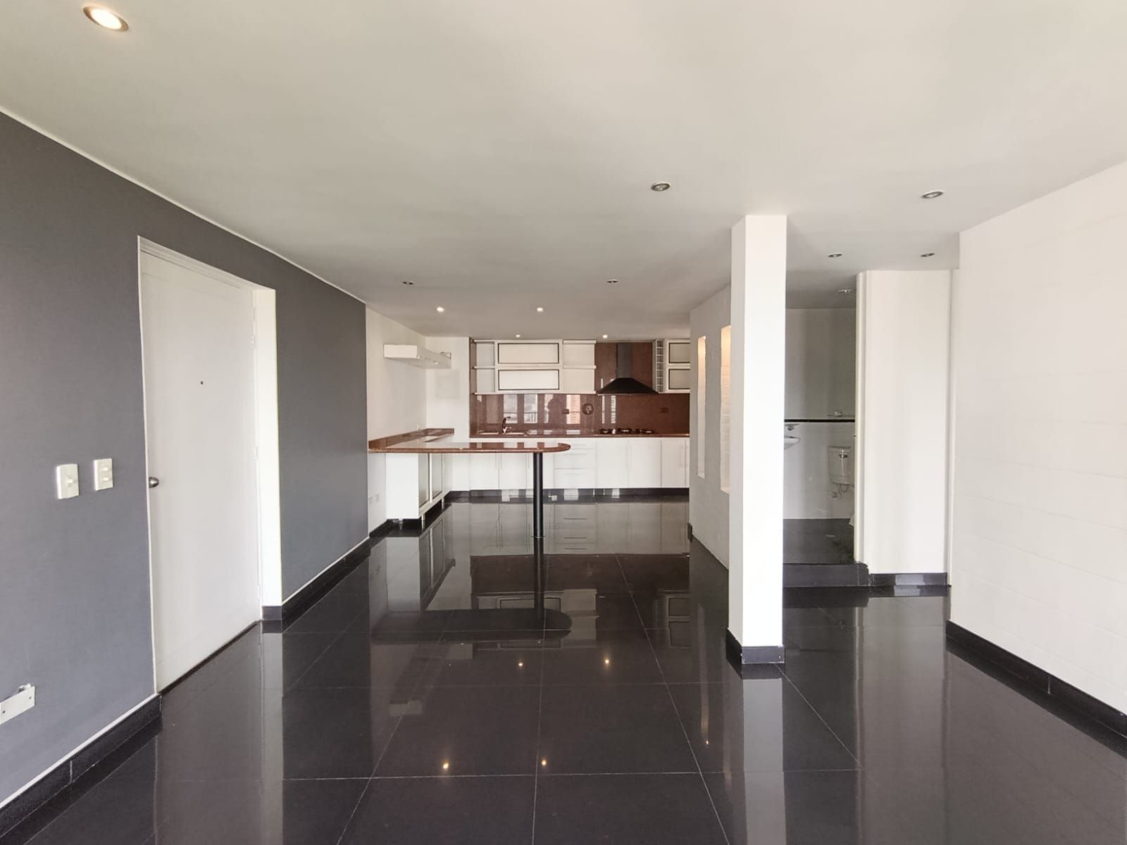 Apartaestudio en arriendo Antioquia Medellín Los Balsos No1 80 m2 Habitaciones 1 Baños 2 Garajes 1 Precio $4200000