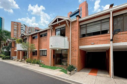 Casa en venta Antioquia Medellín Los Naranjos 240 m2 Habitaciones 4 Baños 3 Garajes 2 Precio $1950000000