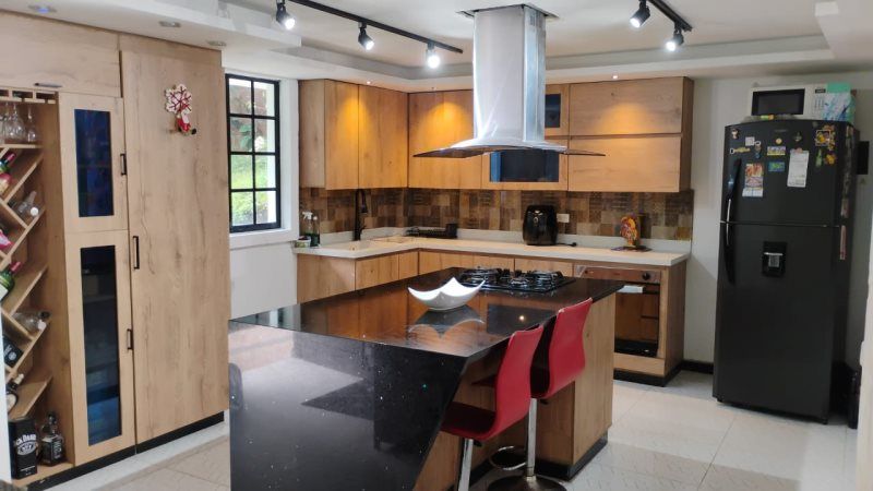 Casa en venta Antioquia La Estrella Centro 2000 m2 Habitaciones 4 Baños 4 Garajes 3 Precio $1200000000