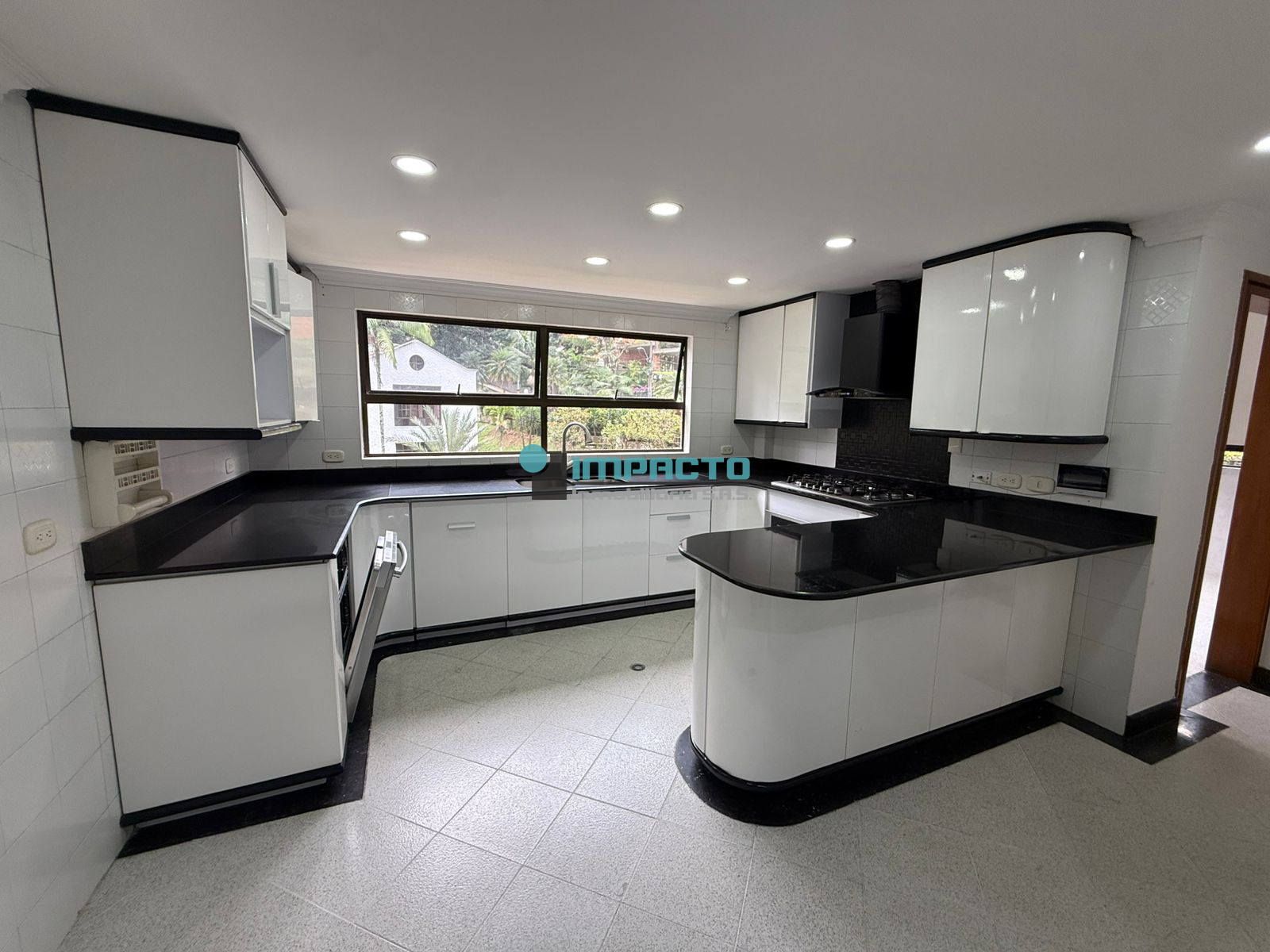 Apartamento en arriendo Antioquia Medellín San Lucas 450 m2 Habitaciones 4 Baños 3 Garajes 0 Precio $14000000