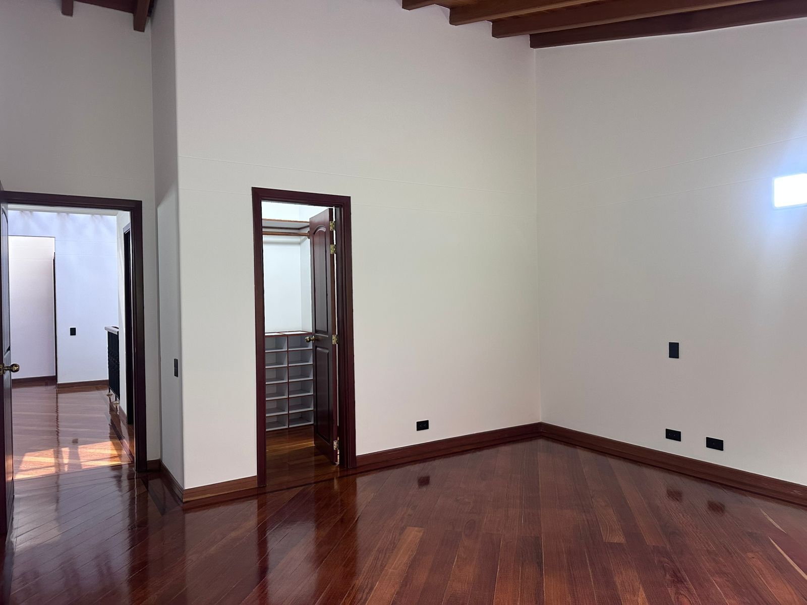Casa en arriendo Antioquia Medellín El Tesoro 430 m2 Habitaciones 4 Baños 5 Garajes 4 Precio $17500000
