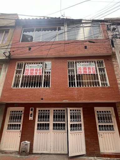 Casa en arriendo Cundinamarca Bogotá Centenario 150 m2 Habitaciones 5 Baños 2 Garajes 0 Precio $2800000