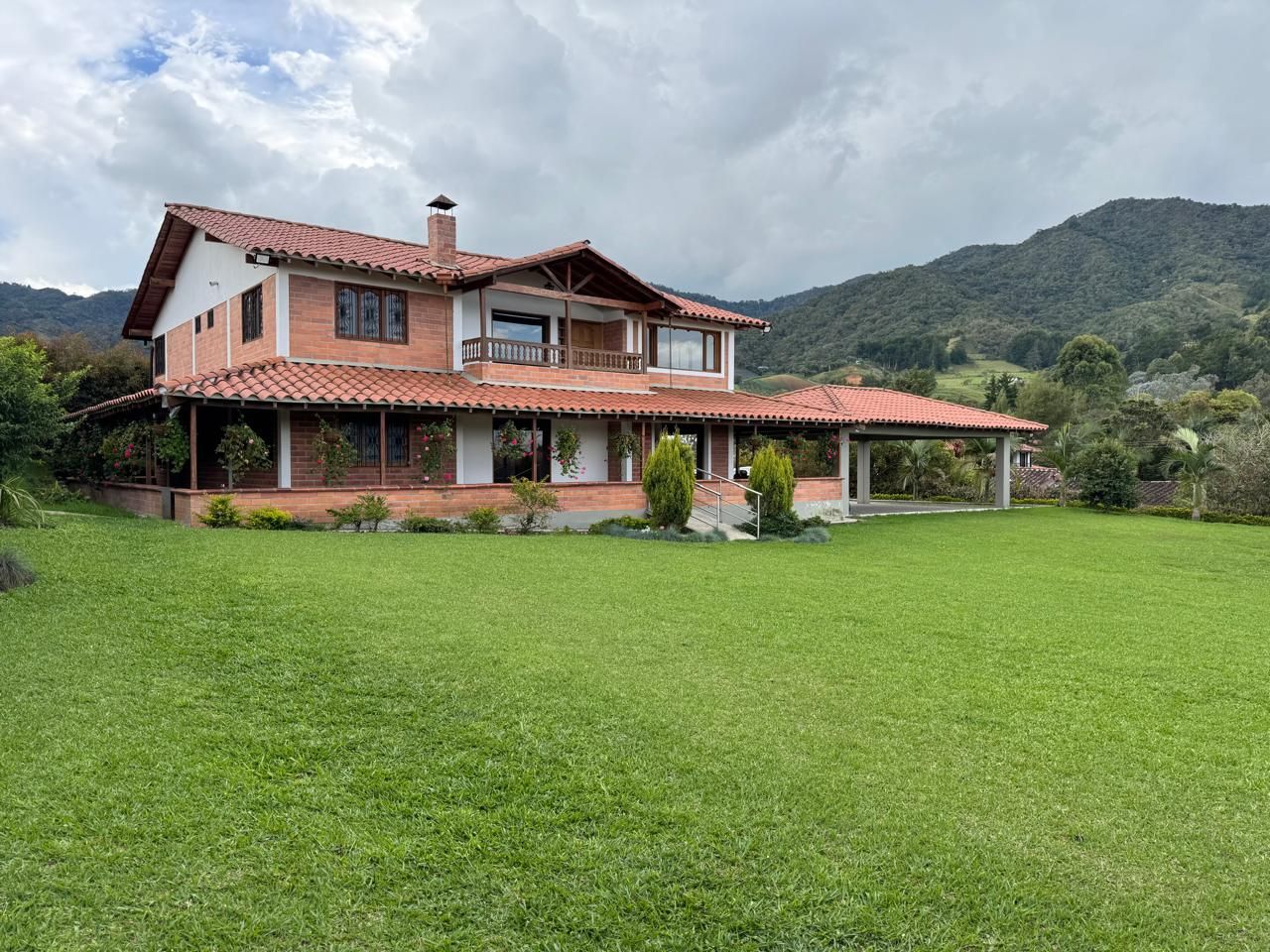 Finca en arriendo Antioquia El Carmen De Viboral Campo Alegre 400 m2 Habitaciones 6 Baños 6 Garajes 6 Precio $6000000