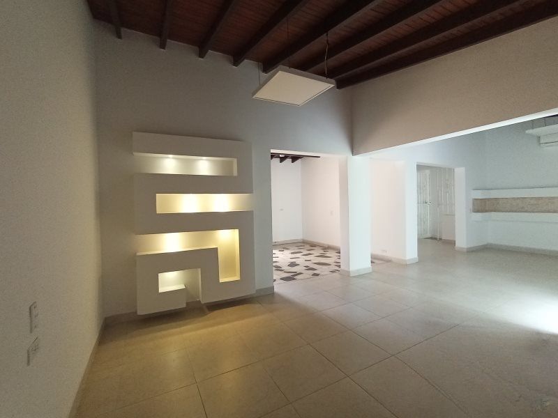 Oficina en arriendo Antioquia Medellín Calasanz 200 m2 Habitaciones 0 Baños 3 Garajes 0 Precio $12300000