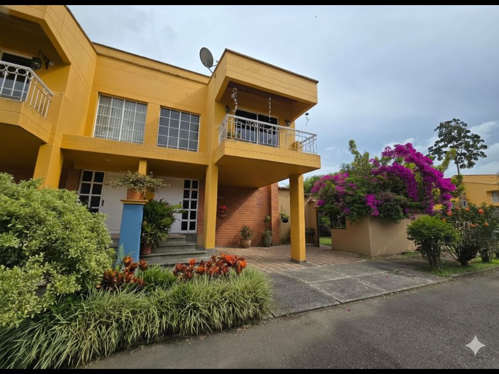 Casa en venta Antioquia La Ceja Centro 284 m2 Habitaciones 5 Baños 5 Garajes 2 Precio $990000000
