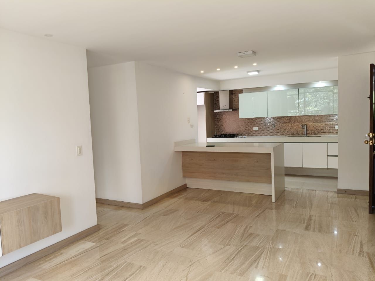 Apartamento en arriendo Antioquia Medellín Castropol 98 m2 Habitaciones 2 Baños 2 Garajes 1 Precio $4000000