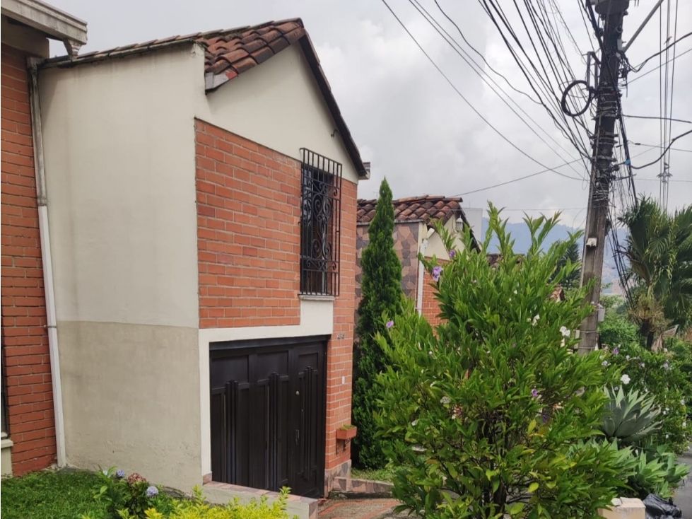 Casa en arriendo Antioquia Envigado Loma Del Barro 150 m2 Habitaciones 4 Baños 2 Garajes 2 Precio $4000000