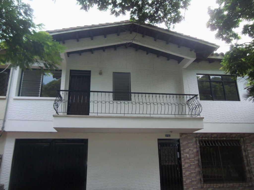 Casa en arriendo Valle Del Cauca Cali La Flora 300 m2 Habitaciones 4 Baños 3 Garajes 2 Precio $3900000