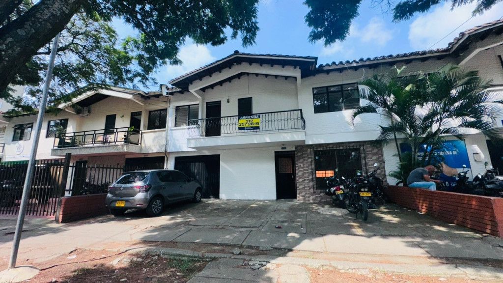 Casa en arriendo Valle Del Cauca Cali La Flora 300 m2 Habitaciones 4 Baños 3 Garajes 2 Precio $3700000