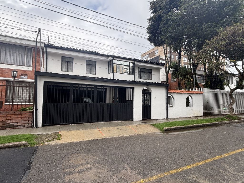 Casa en venta Cundinamarca Bogotá Nuevo Contry 339 m2 Habitaciones 7 Baños 3 Garajes 4 Precio $1800000000