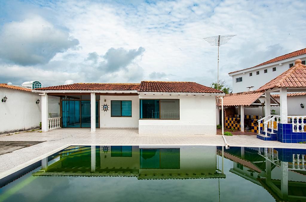 Inmuebles en Remate Casa Campestre en venta Tolima Melgar Las Palmas 215 m2 Habitaciones 5 Baños 4 Garajes 2 Precio $665000000