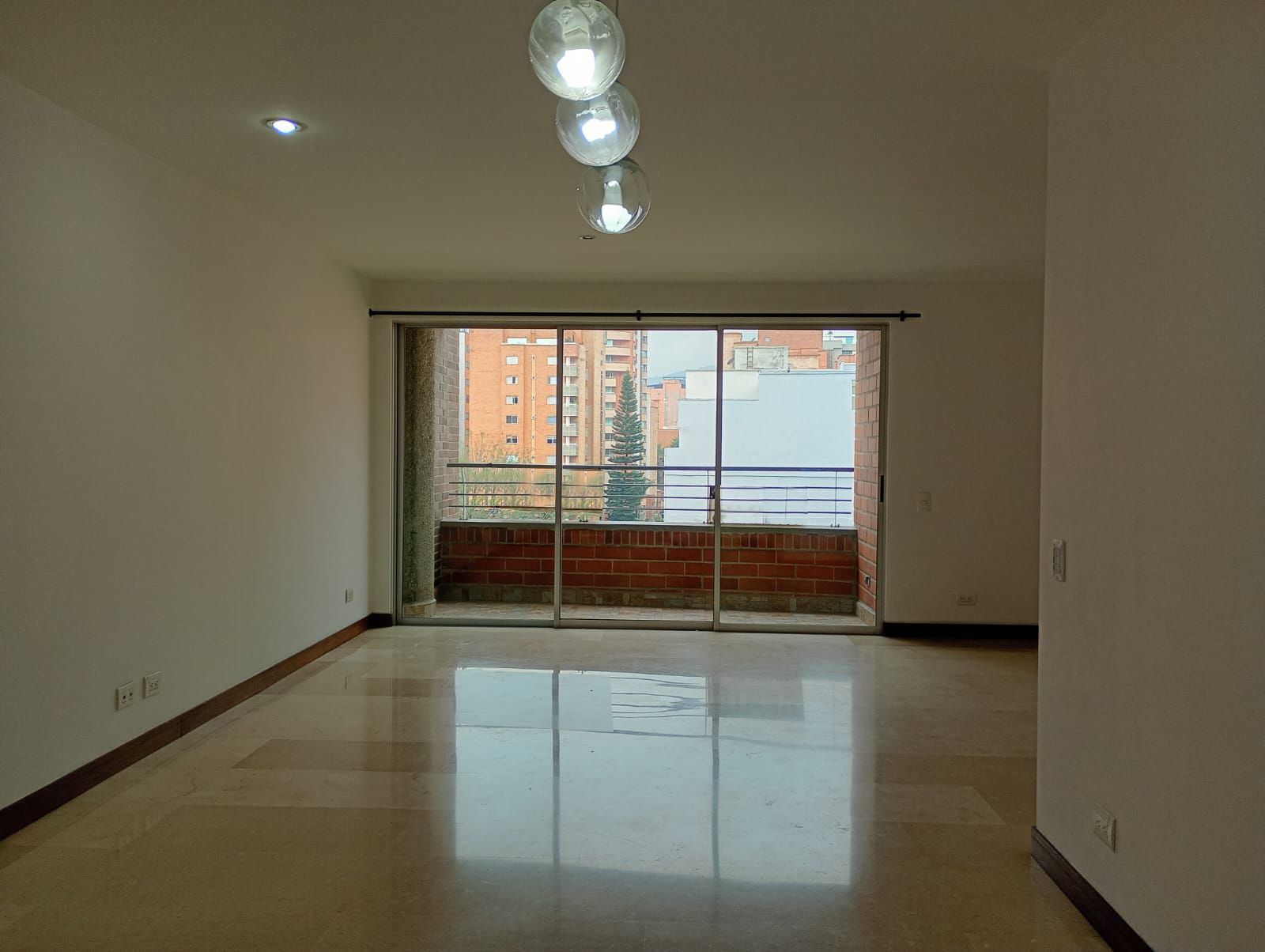 Apartamento en arriendo o venta Antioquia Medellín Laureles 105 m2 Habitaciones 3 Baños 2 Garajes 2 Precio venta $810000000 Precio arriendo $4700000
