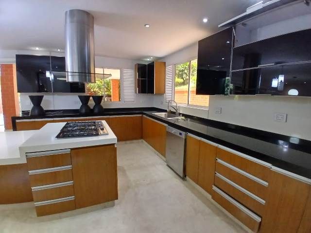 Casa en arriendo o venta Antioquia Medellín Calle Nueva 1124 m2 Habitaciones 4 Baños 5 Garajes 2 Precio venta $4300000000 Precio arriendo $16000000