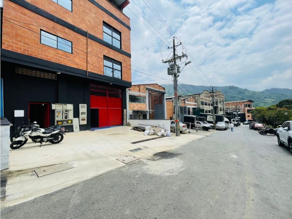 Bodega en arriendo Antioquia Medellín San Antonio De Prado 350 m2 Habitaciones 0 Baños 2 Garajes 1 Precio $13000000