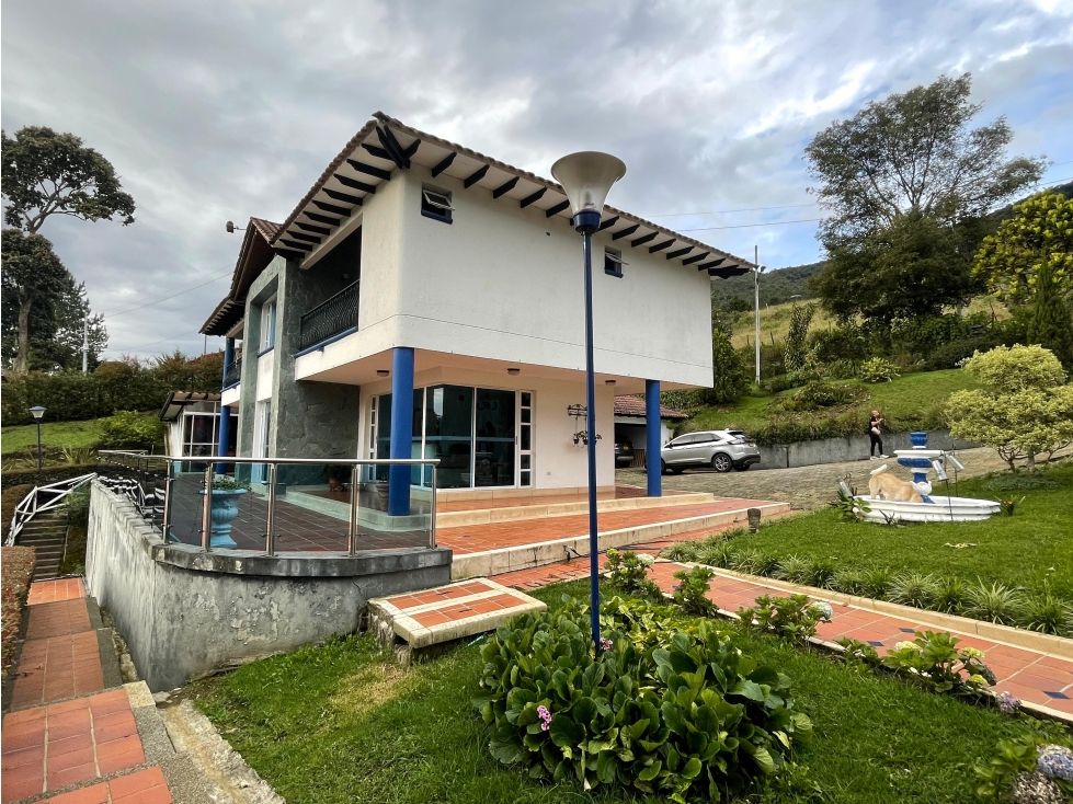 Casa en arriendo o venta Antioquia Medellín Asomadera No2 411 m2 Habitaciones 3 Baños 4 Garajes 4 Precio venta $2700000000 Precio arriendo $16000000
