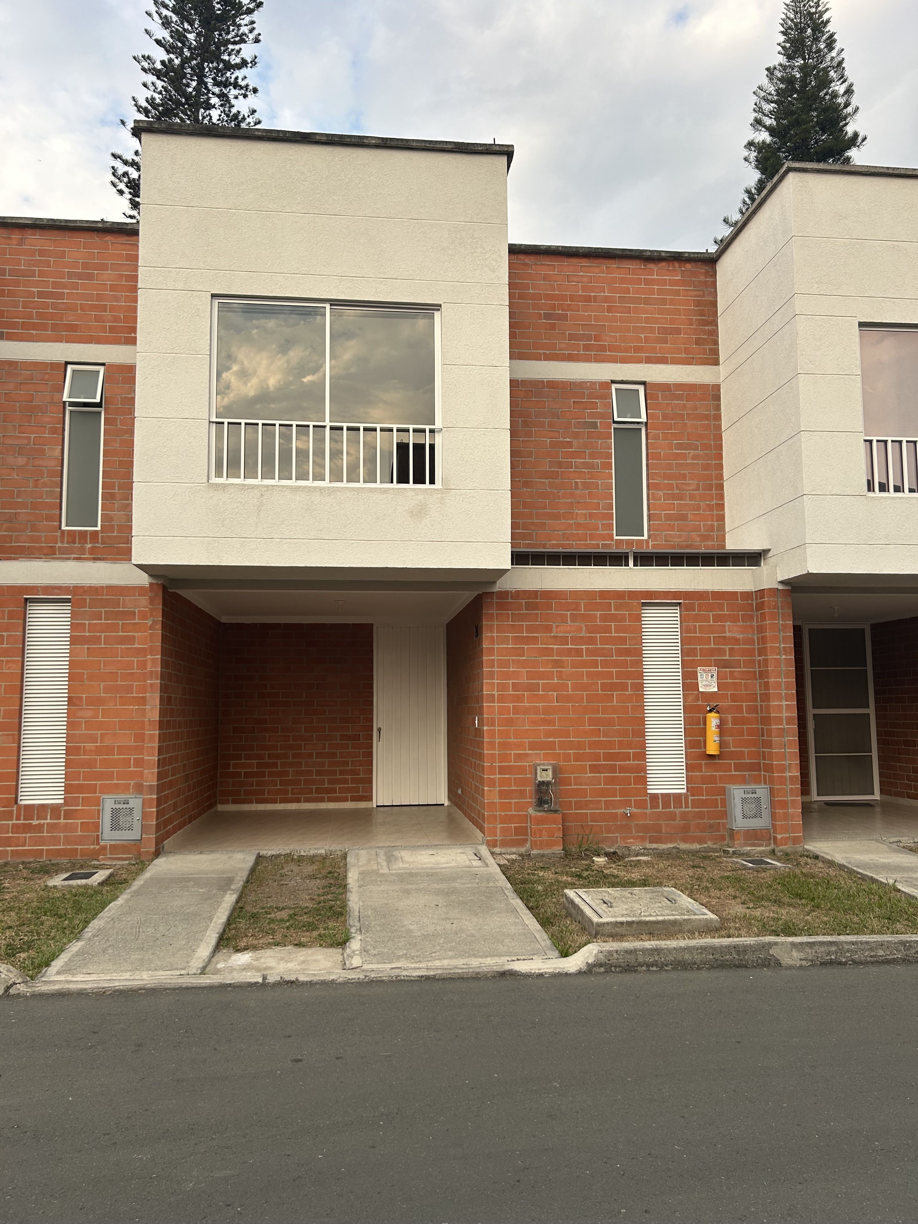 Casa en arriendo Valle Del Cauca Palmira Ub Parque De Las Mercedes 126 m2 Habitaciones 3 Baños 3 Garajes 2 Precio $2000000