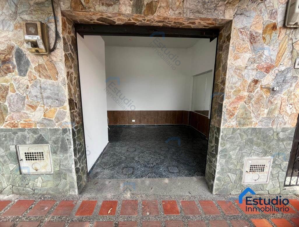 Local Comercial en arriendo Antioquia Medellín Manrique Central No 1 15 m2 Habitaciones 0 Baños 1 Garajes 0 Precio $900000
