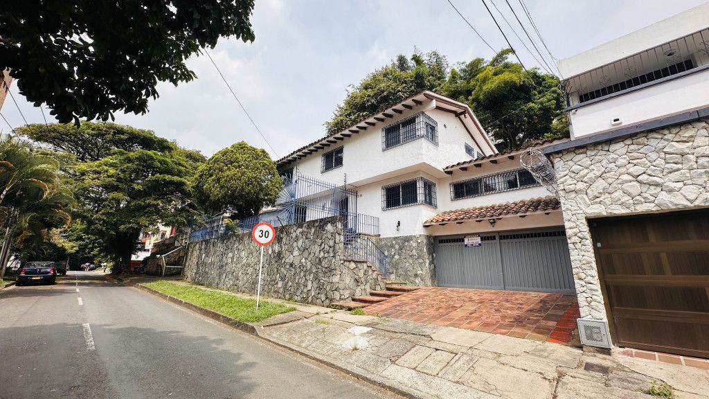 Casa en arriendo Valle Del Cauca Cali Santa Rita 470 m2 Habitaciones 3 Baños 4 Garajes 2 Precio $7000000