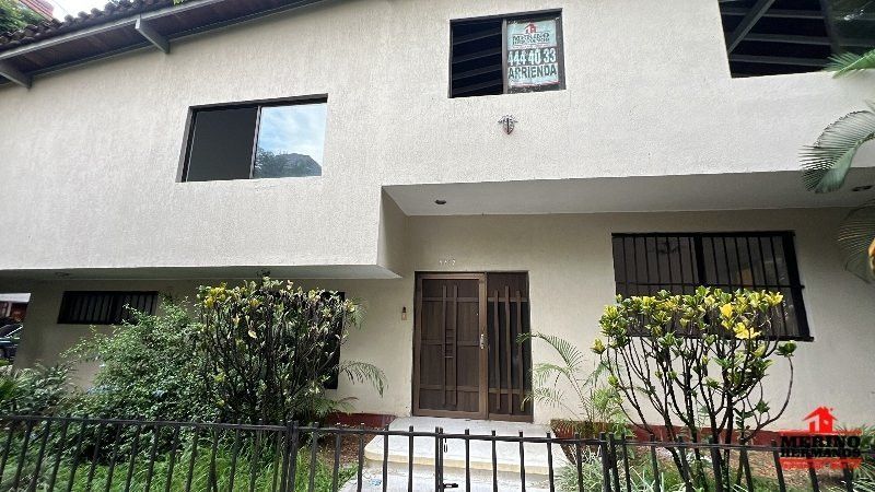 Casa en arriendo Antioquia Medellín Los Colores 330 m2 Habitaciones 3 Baños 4 Garajes 1 Precio $5500000
