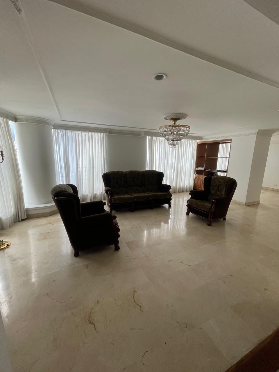 Apartamento en arriendo o venta Risaralda Pereira Jardin De Velez Y Velez 270 m2 Habitaciones 5 Baños 6 Garajes 2 Precio venta $830000000 Precio arriendo $4500000