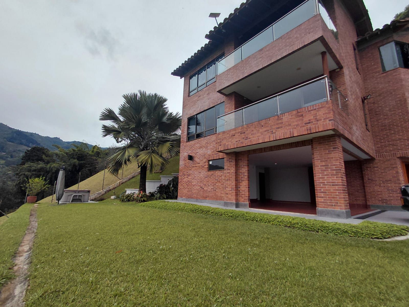 Finca en venta Antioquia Sabaneta Sabaneta 266 m2 Habitaciones 4 Baños 4 Garajes 2 Precio $1900000000