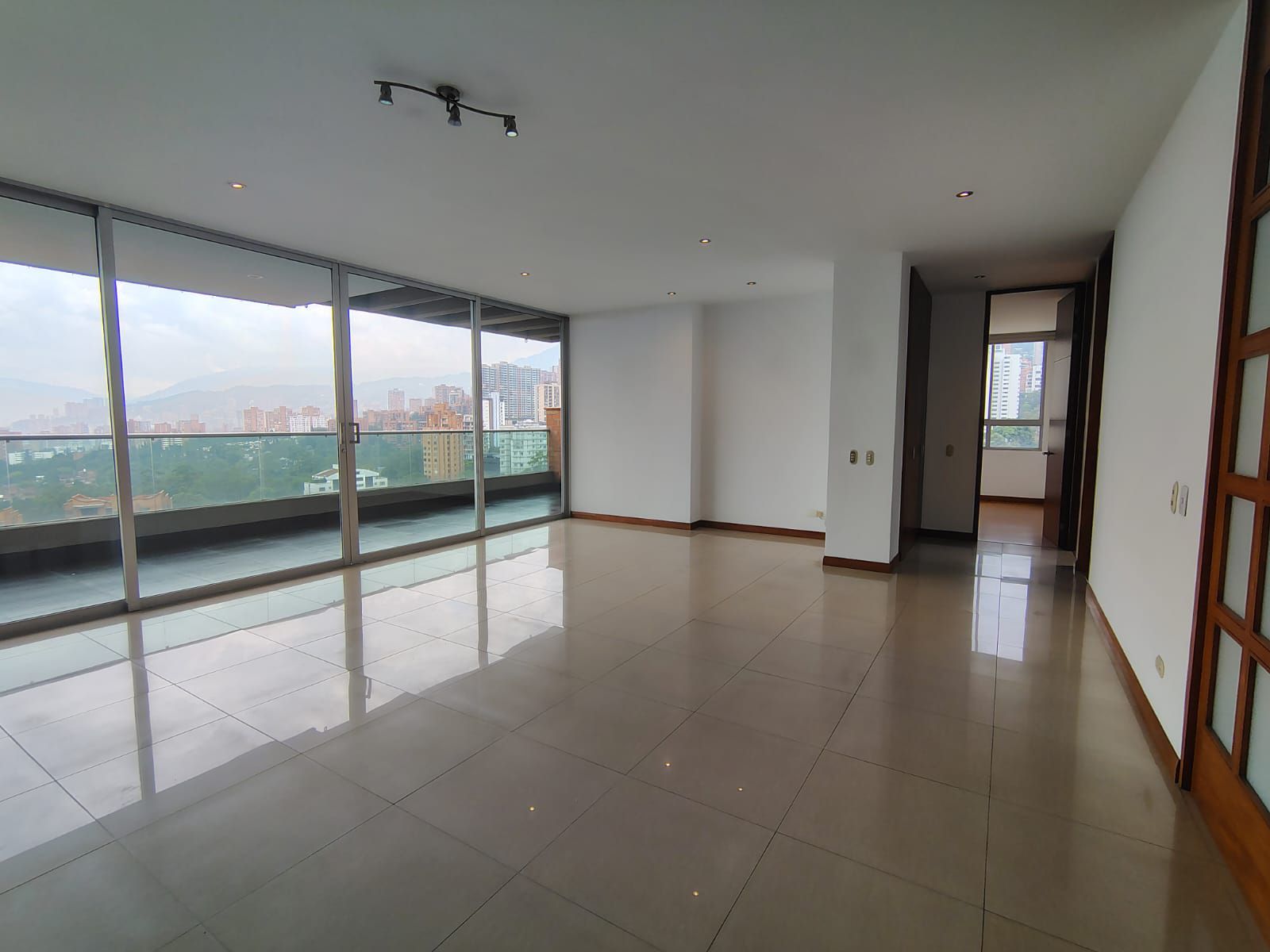 Apartamento en arriendo Antioquia Medellín El Diamante No 2 207 m2 Habitaciones 3 Baños 4 Garajes 2 Precio $10200000