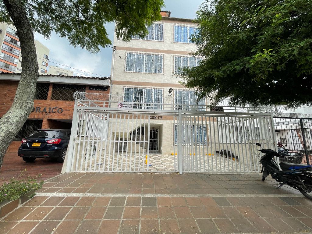 Apartamento en arriendo Valle Del Cauca Cali Prados Del Norte 100 m2 Habitaciones 3 Baños 3 Garajes 1 Precio $2020000