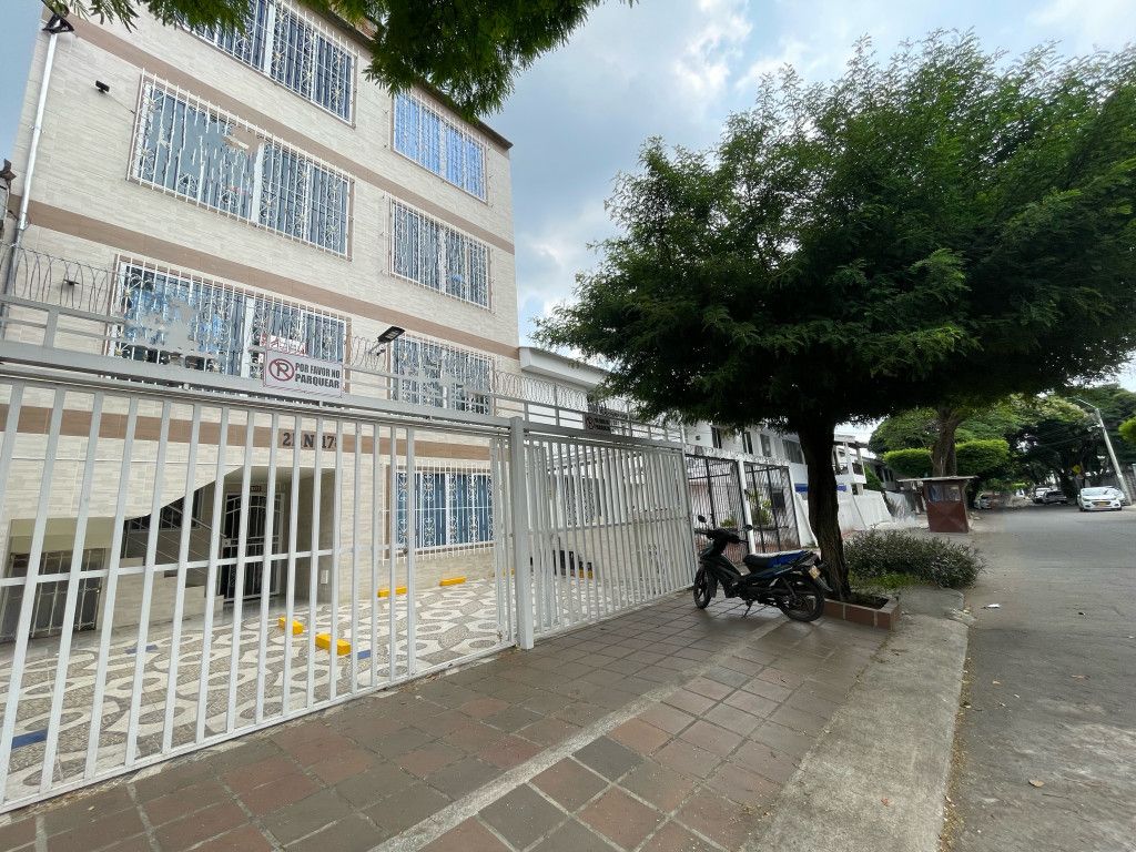 Apartamento en arriendo Valle Del Cauca Cali Prados Del Norte 100 m2 Habitaciones 3 Baños 3 Garajes 1 Precio $2020000