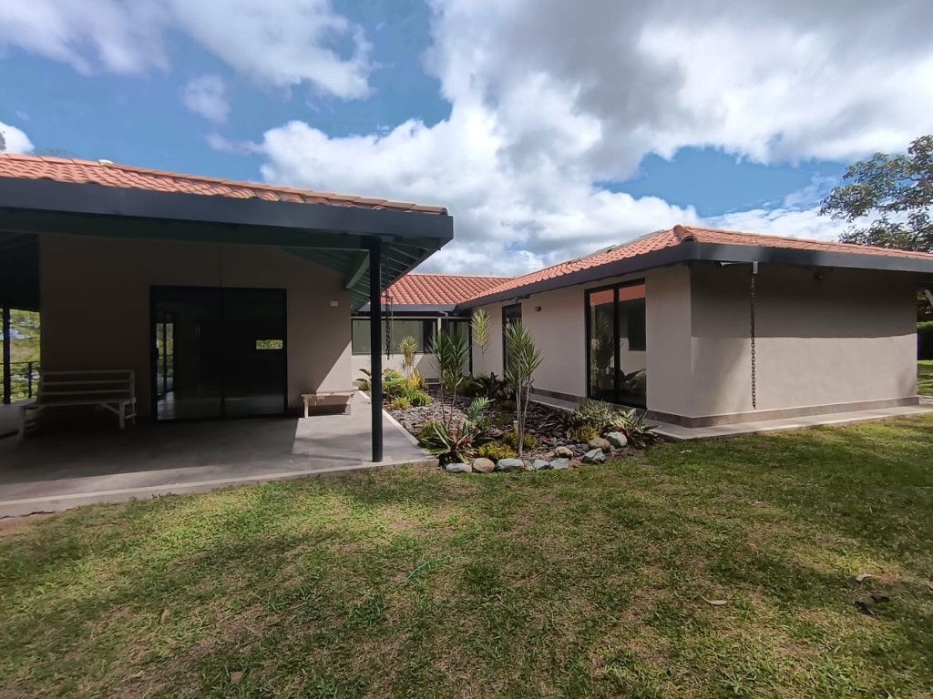 Casa en venta Antioquia El Carmen De Viboral El Carmen De Viboral 290 m2 Habitaciones 3 Baños 2 Garajes 0 Precio $1400000000