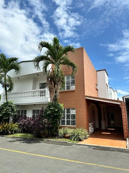 Casa en venta Valle Del Cauca Cali Urbanización Ciudad Jardín 0 m2 Habitaciones 4 Baños 6 Garajes 6 Precio $940000000