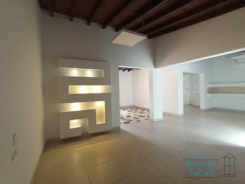 Casa en arriendo Antioquia Medellín Miravalle 200 m2 Habitaciones 5 Baños 3 Garajes 0 Precio $9000000