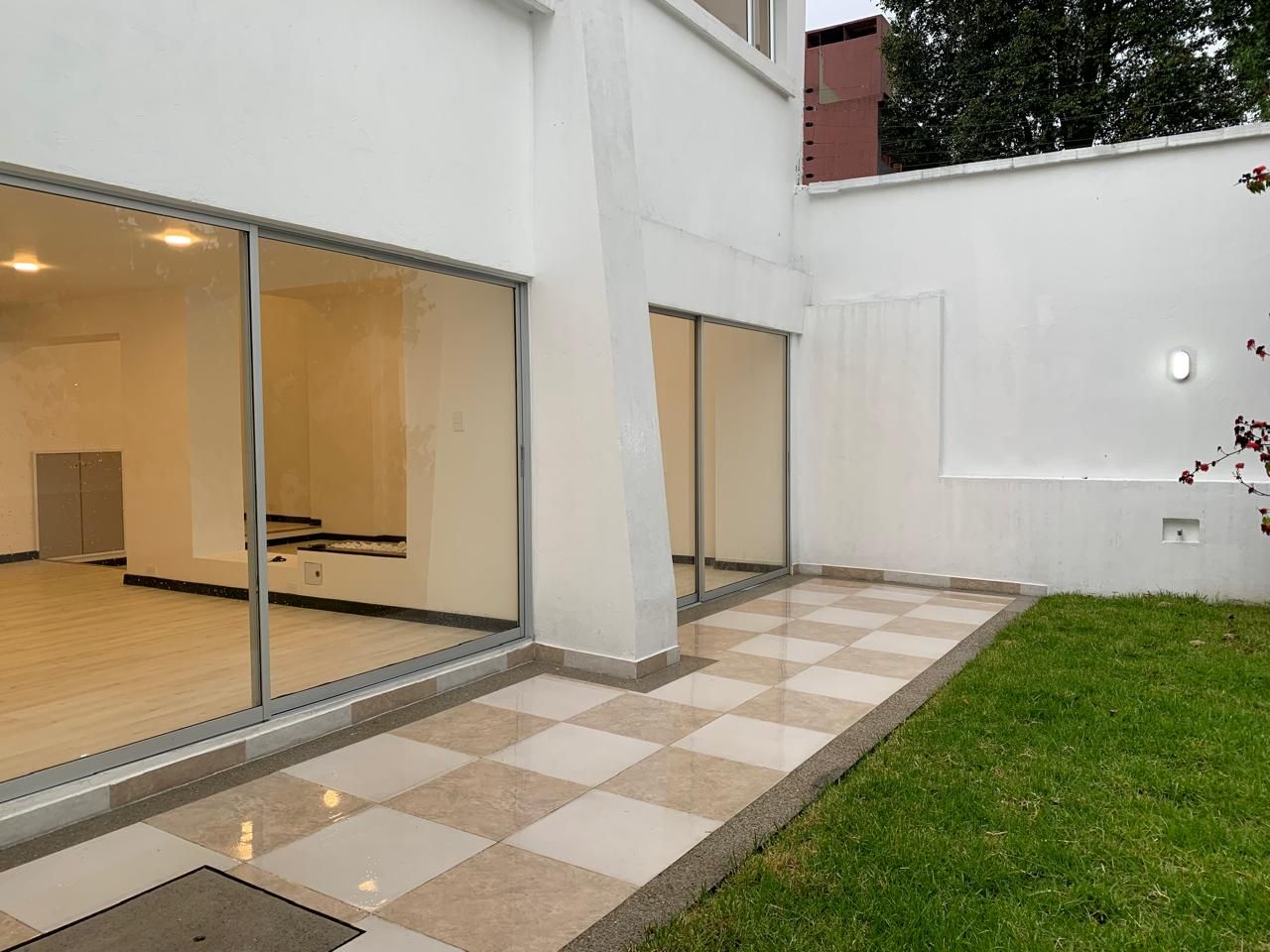 Casa en arriendo o venta Cundinamarca Bogotá Santa Ana Occidental 430 m2 Habitaciones 4 Baños 6 Garajes 4 Precio venta $2580000000 Precio arriendo $18000000