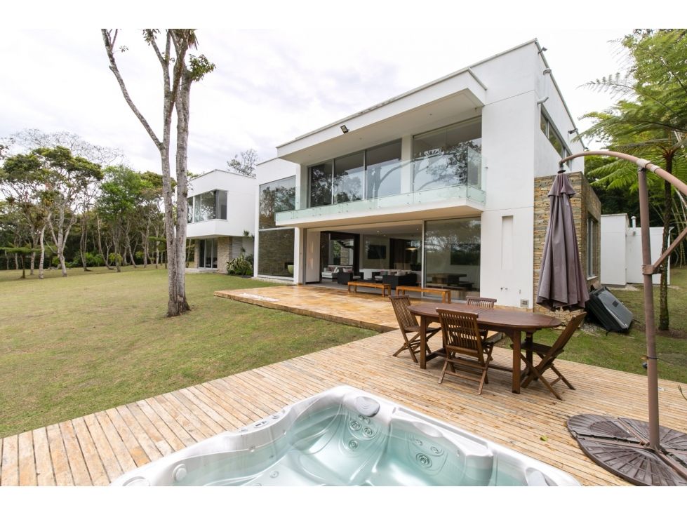 Casa en arriendo o venta Antioquia Medellín Medellín 670 m2 Habitaciones 4 Baños 5 Garajes 7 Precio venta $7000000000 Precio arriendo $28900000