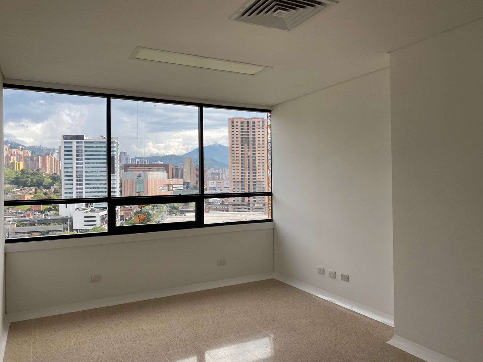 Consultorio en venta Antioquia Envigado Las Vegas 35 m2 Habitaciones 0 Baños 1 Garajes 1 Precio $520000000