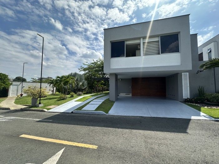 Casa en venta Valle Del Cauca Cali Nn 260 m2 Habitaciones 3 Baños 4 Garajes 3 Precio $1800000000